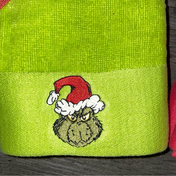 ♥️🎄 THE GRINCH EMBROIDERED HAND TOWELS 🎄♥️ - Picture 2 of 6